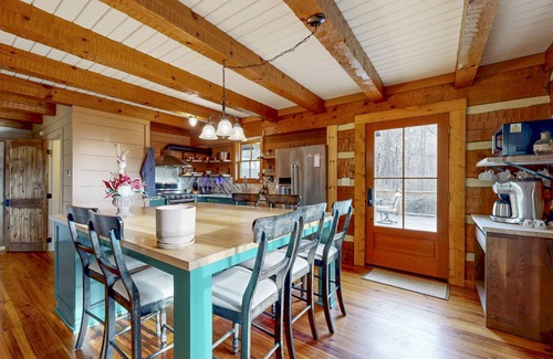 Sylva Cabina | Charming Log Cabin with Long Range Views, Wifi, and Private Hot Tub