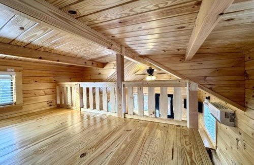 Marion Casa | Charming Log Cabin with Loft on Lake James- Private Resort Amenities
