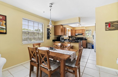 Longbeach Village Casa | Charming Longboat Village Hideaway–2BR in a Quiet Coastal Neighborhood by RVA