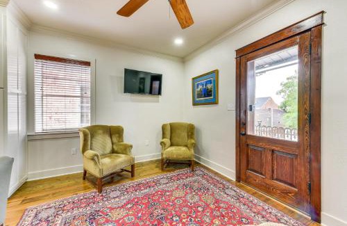 New Roads Apartamento | Charming Louisiana Getaway with Furnished Balcony!