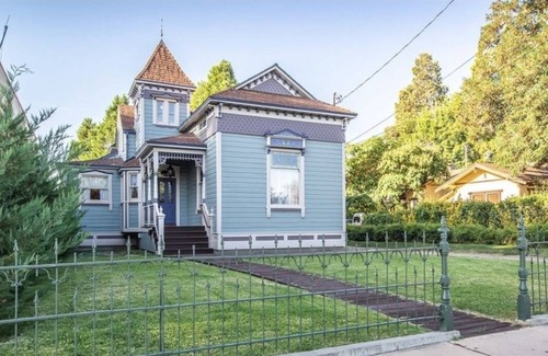 Bishop Casa | Charming Luxurious Downtown Victorian Home 2 bedrooms Living areas 2500 sq ft.