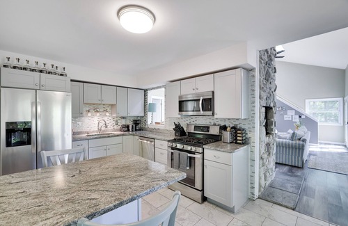 Wallenpaupauk Lake Estates Casa | Charming & luxurious retreat nestled in the serene Wallenpaupack Lake Estates.