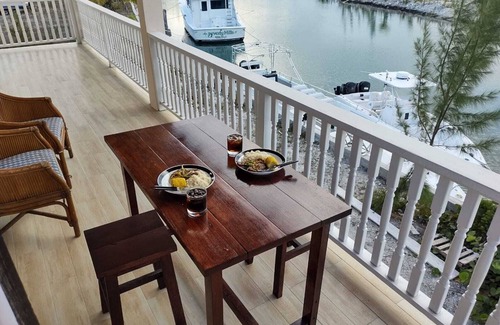 Nassau Condominio | Charming Maple Canalfront Condo