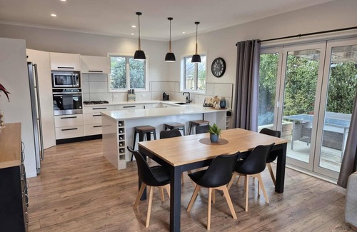 Leamington Casa | Charming meets modern with private garden retreat