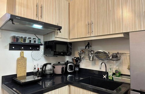 Talisay Condominio | Charming Mel's Place -1bedroom condo near SM Seaside with AC, WiFi & Netflix