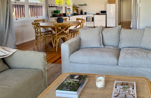Stanthorpe Casa | Charming Mid Century Bungalow- entire home
