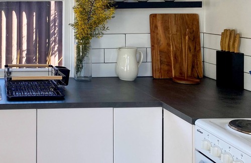 Stanthorpe Casa | Charming Mid Century Bungalow- entire home