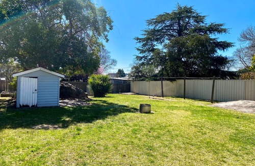 Stanthorpe Casa | Charming Mid Century Bungalow- entire home