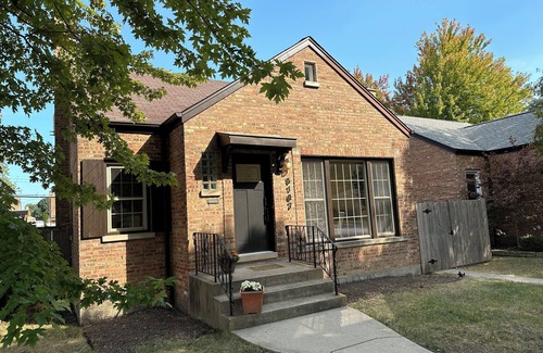 Jefferson Park Casa | Charming Mid-Century Home Near O’Hare Airport