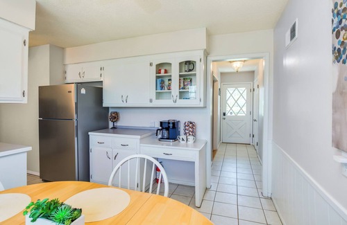 Merriam Casa | Charming Mid-Century Ranch w/Dual Living Space