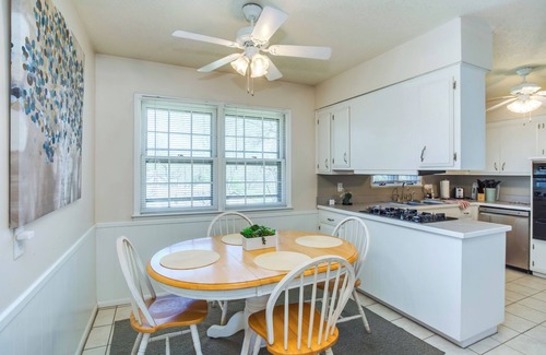 Merriam Casa | Charming Mid-Century Ranch w/Dual Living Space