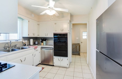 Merriam Casa | Charming Mid-Century Ranch w/Dual Living Space