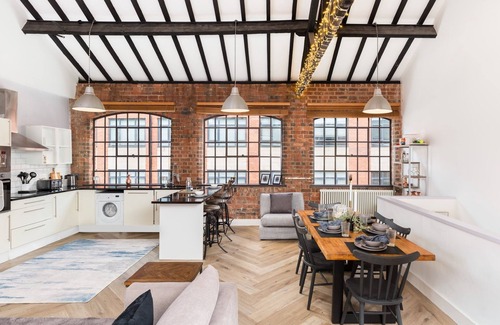 Birmingham City Centre Casa | Charming, modern and spacious 4bed townhome with WiFi in JQ with secure parking