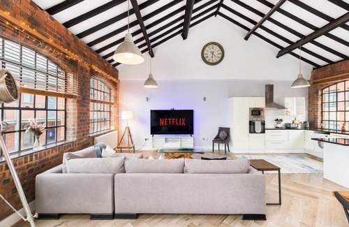 Birmingham City Centre Casa | Charming, modern and spacious 4bed townhome with WiFi in JQ with secure parking