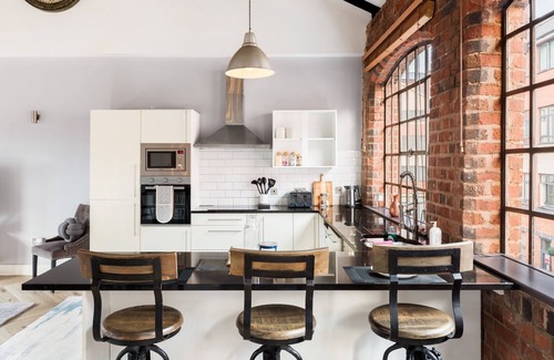 Birmingham City Centre Casa | Charming, modern and spacious 4bed townhome with WiFi in JQ with secure parking
