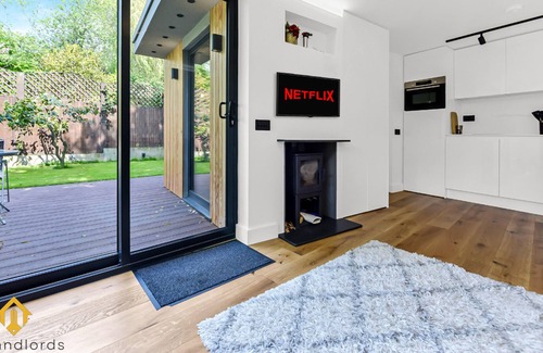Fortis Green Casa | Charming Modern Chic Pad Summer House