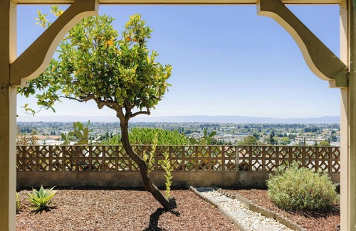 San Leandro Casa | Charming Modern Luxe 4-bedroom home with WiFi in San Leandro
