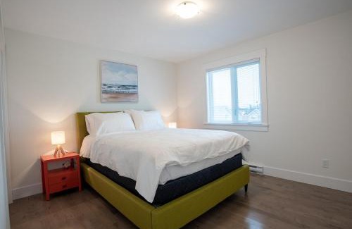 Riverview Casa | Charming, modern, luxury house with garage