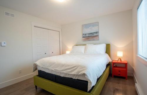 Riverview Casa | Charming, modern, luxury house with garage