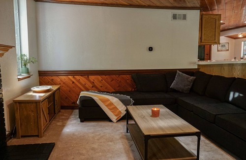 Blue Jay Cabina | Charming Mountain Cabin 3BR/3BA +Loft minutes from the lake