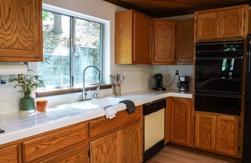 Blue Jay Cabina | Charming Mountain Cabin 3BR/3BA +Loft minutes from the lake