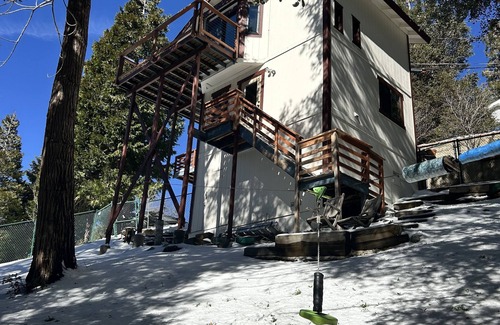Crestline Cabaña | Charming Mountain Cottage. Crestline, CA. Pet-Friendly with Huge Backyard.