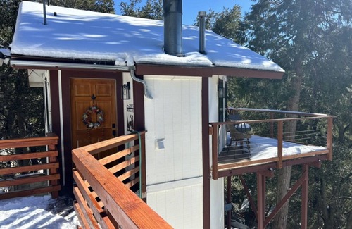 Crestline Cabaña | Charming Mountain Cottage. Crestline, CA. Pet-Friendly with Huge Backyard.