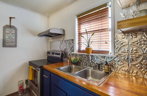 Roxie Cabaña | Charming Natchez Cottage w/ Sunroom!