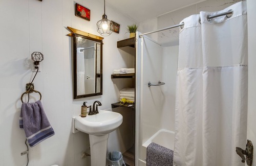 Roxie Cabaña | Charming Natchez Cottage w/ Sunroom!