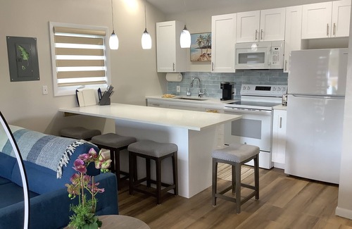 Williams Town Apartamento | Charming New Blue Studio on water with dock, WiFi & AC in fun time Freeport