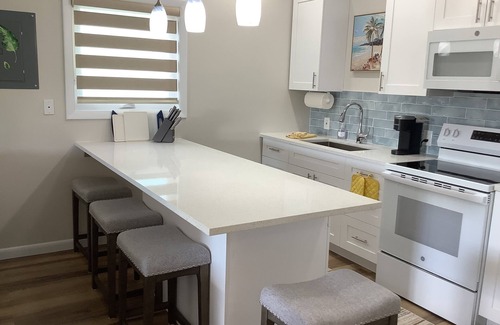 Williams Town Apartamento | Charming New Blue Studio on water with dock, WiFi & AC in fun time Freeport
