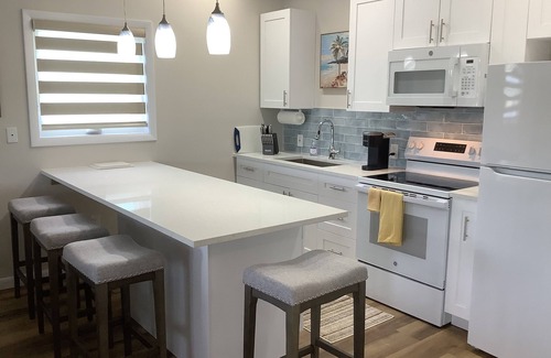 Williams Town Apartamento | Charming New Blue Studio on water with dock, WiFi & AC in fun time Freeport