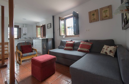 Peruyes Cabaña | Encantadora casa rural recién renovada con amplio terreno de uso exclusivo