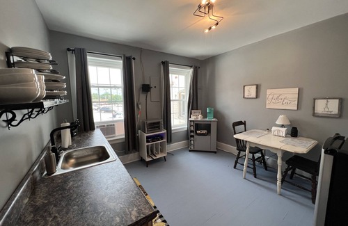 Bedford Apartamento | Charming newly remodeled 1890’s, 3bd, 1Ba Downtown Bedford Loft