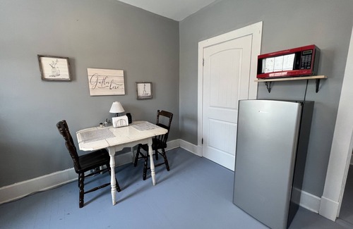 Bedford Apartamento | Charming newly remodeled 1890’s, 3bd, 1Ba Downtown Bedford Loft