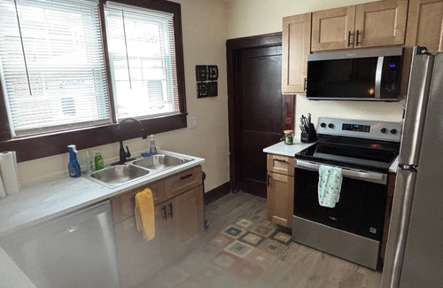 Radford Casa | Charming/newly remodeled 3-bedroom house with WiFi and AC blocks from RU campus.