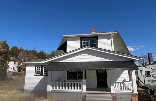 Radford Casa | Charming/newly remodeled 3-bedroom house with WiFi and AC blocks from RU campus.