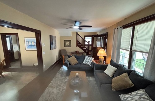 Radford Casa | Charming/newly remodeled 3-bedroom house with WiFi and AC blocks from RU campus.