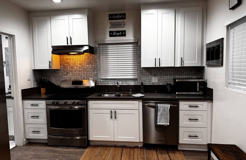 West Hills Apartamento | Charming Newly Renovated Modern Studio w/ Private Entrance and Prime Location