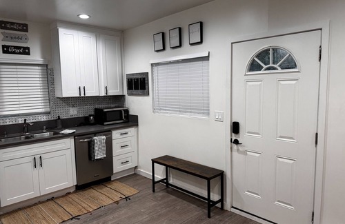 West Hills Apartamento | Charming Newly Renovated Modern Studio w/ Private Entrance and Prime Location