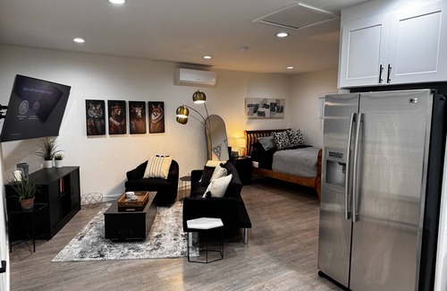 West Hills Apartamento | Charming Newly Renovated Modern Studio w/ Private Entrance and Prime Location