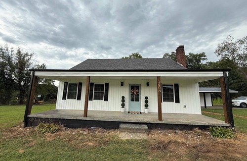 Arlington Cabaña | Charming newly-renovated 3-bedroom cottage in the Heart of the Yadkin Valley!