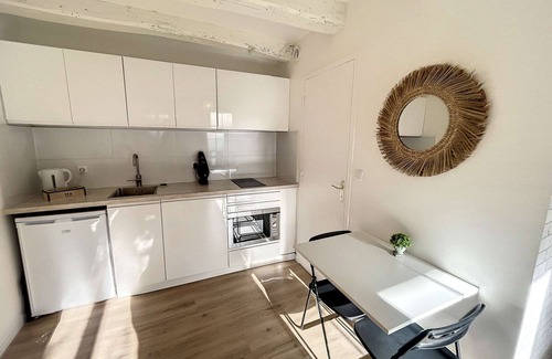 Granville Apartamento | Encantador estudio nuevo con terraza - admite mascotas, Wi-Fi gratis