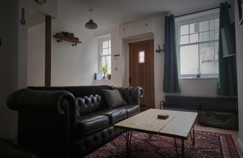 Brecon Casa | Charming newly renovated 3 bed cottage in Brecon town with private garden & pets welcome
