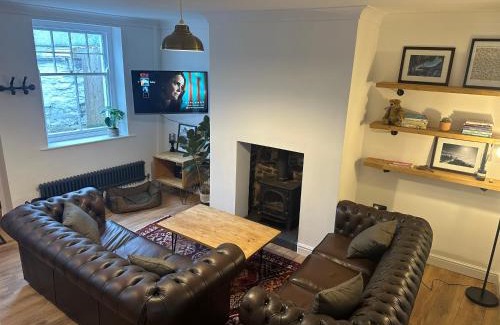 Brecon Casa | Charming newly renovated 3 bed cottage in Brecon town with private garden & pets welcome