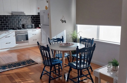 Corio Casa | Charming Nook: Romance Awaits, Pets Welcome!