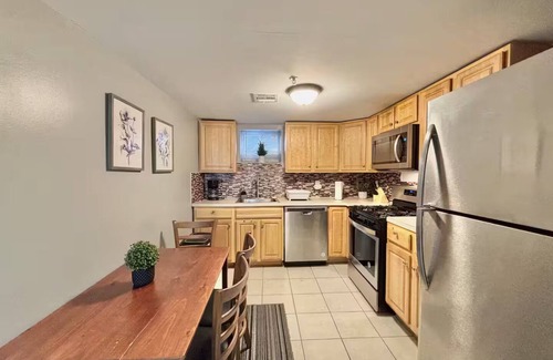 North Bergen Apartamento | Charming NYC-Themed Retreat in North Bergen – Just Minutes from Midtown!