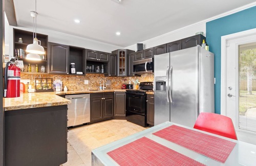 South Middle River Apartamento | Charming Oasis with a Pool
