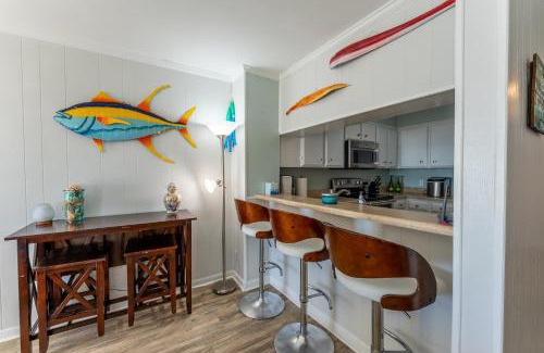 Windy Hill Apartamento | Charming Ocean-view Condo at Ocean Pier 3