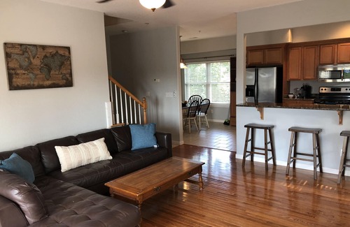 Northeast Virginia Beach Casa | Encantadora casa frente al mar, distrito de Vibe, centro de convenciones Executive Townhouse